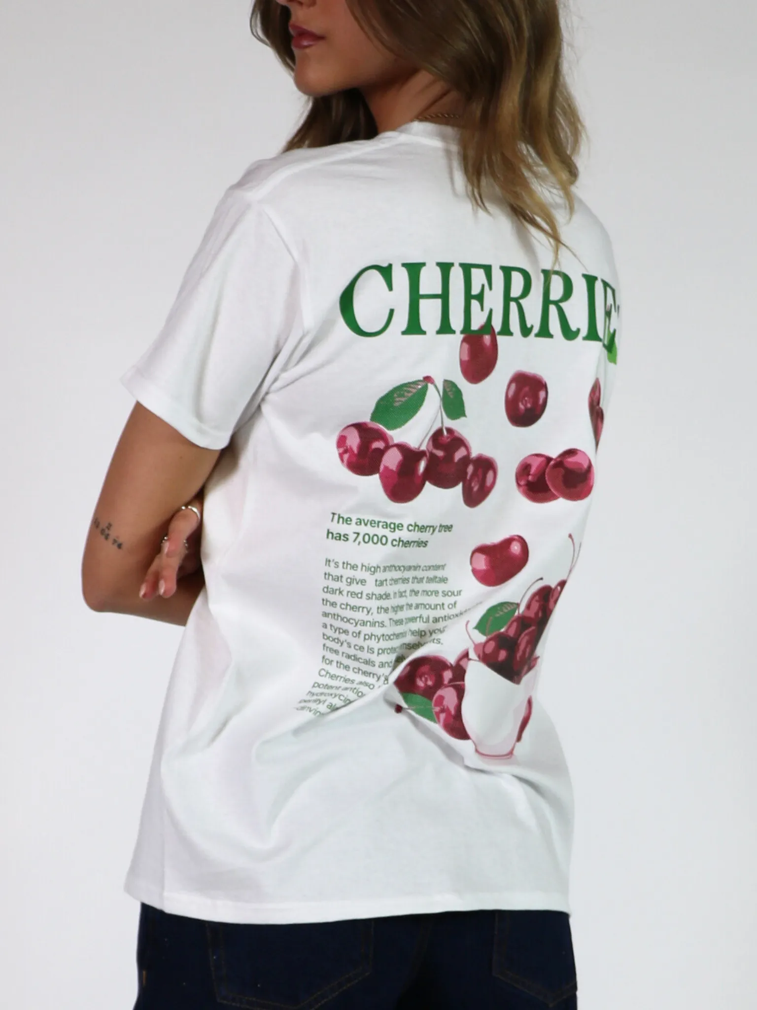 CHERRIES (rygprint) T-SHIRT - HVID