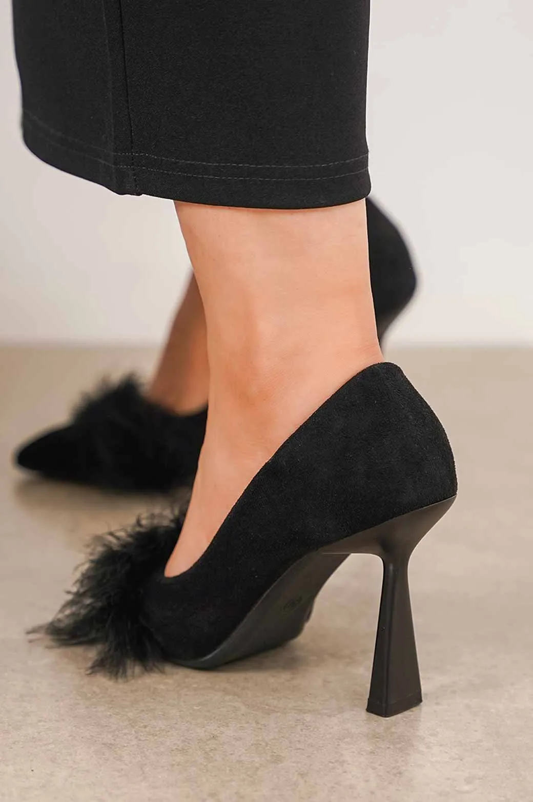 HEEL WITH FUR